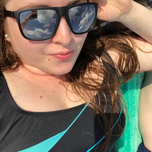 Meet Your Posher: Colleen ✨ - Picture 2 of 5